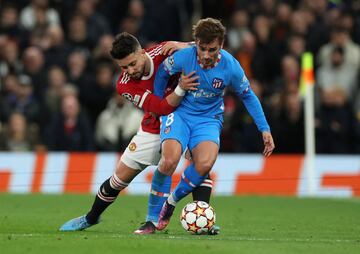 Alex Telles y Antoine Griezmann.