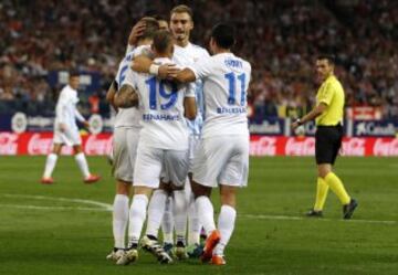 El equipo celebra el 3-2 de Camacho. 