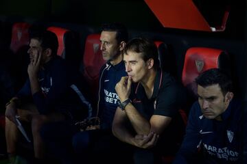 El entrenador del Sevilla, Julen Lopetegui, en el banquillo. 