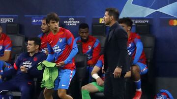 João Félix calienta durante el Milan-Atlético