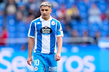 
El talento canario ha dado un salto con el Deportivo. Fue una pieza fundamental en el regreso al fútbol profesional de los gallegos y ha brillado aún más en Segunda participando en 20 goles en 39 partidos. Su alto nivel ha hecho que Nápoles, Chelsea, Villarreal, Como y Juventus pujen por su fichaje hasta que llegó el anuncio de su renovación con el Depor. Pillería y mucho gol para un jugador que se mueve como pez en el agua entre defensas y que tiene una velocidad de vértigo para poner la puntilla en las jugadas a la contra.
