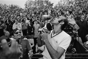 El otro gran precursor de la Armada, Andrés Gimeno (Barcelona, 1937), alcanzó el triunfo en 1972. Fue el primer español que se hizo profesional y por eso se perdió unos cuantos Grand Slams (sólo podían disputarlos los amateurs), hasta que pudo volver a participar en 1968 y ganar posteriormente, en 1972. En su camino hacia la gloria eliminó a Pinto-Bravo, Hombergen, Graebner, Smith (el de las Adidas), Metreveli y Proisy en la final (4-6, 6-3, 6-1 y 6-1). Gimeno falleció el pasado 9 de octubre a los 82 años.