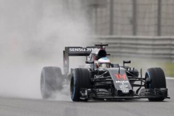 Fernando Alonso conduce su monoplaza bajo la lluvia en la jornada de clasificación del GP de China.