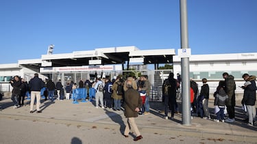 Largas colas en la entrada de la ciudad deportiva del Real Madrid para ver el entrenamiento del club blanco.