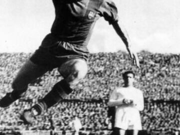 César Rodríguez: 14 goals in 28 Clásicos.