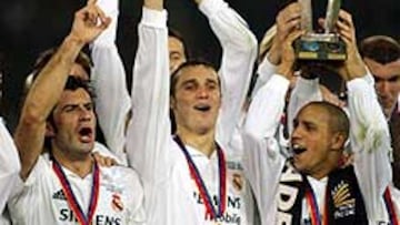 <b>EL REAL MADRID, EL MEJOR DEL MUNDO. </B>Los jugadores del equipo blanco levantan la Copa Intercontinental que ganaron el pasado mes de diciembre.