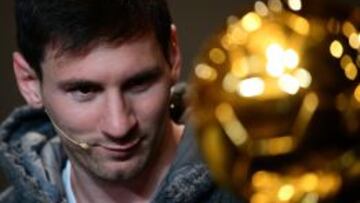 Leo Messi mira el Bal&oacute;n de Oro 2012 en la gala celebrada en Z&uacute;rich.