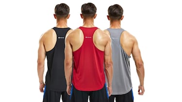El ‘pack’ de 3 camisetas de tirantes que muchos hombres usan para entrenar: ligeras, transpirables y a buen precio