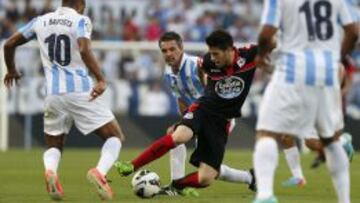 El portugués del Deportivo Pizzi (c) lucha el balón con Julio Baptista (i), del Málaga CF.