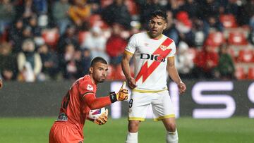 MADRID, 05/05/2024.- El guardameta portugu¨¦s del Almer¨ªa, Luis Maximiano (c), con el bal¨®n ante el delantero colombiano del Rayo Vallecano, Radamel Falcao, durante el encuentro correspondiente a la jornada 34 de Primera Divisi¨®n que Rayo Vallecano y Almer¨ªa disputan hoy domingo en el estadio de Vallecas, en Madrid. EFE / Rodrigo Jim¨¦nez.
