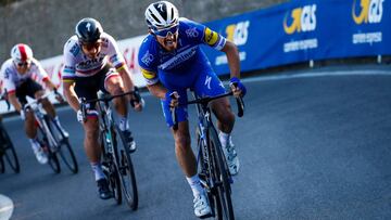 Julian Alaphilippe ataca ante Peter Sagan durante la subida al Poggio en la Mil&aacute;n-San Remo 2019.