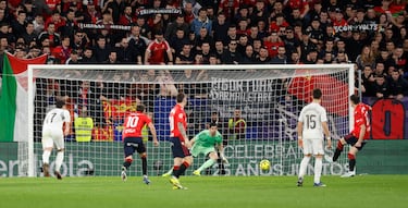 El primer gol ha llegado por medio de un penalti que, en principio, Quintero González no vio. De hecho, amonestó a Budimir por creer que había simulado. Sin embargo, no fue así y fue llamado por el VAR para corregir su error, ya que hubo pisotón de Courtois al croata. El delantero rojillo fue el encargado de firmar el 1-0 desde los once metros. 