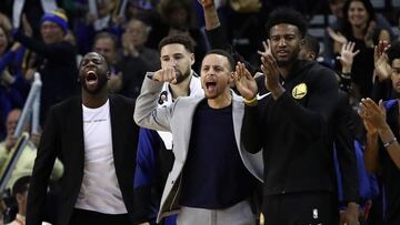 OAKLAND, CA - NOVEMBER 26: Draymond Green #23, Stephen Curry #30, and Jordan Bell #2 of the Golden State Warriors react on the bench after the Warriors made a basket duirng their game against the Orlando Magic at ORACLE Arena on November 26, 2018 in Oakland, California. NOTE TO USER: User expressly acknowledges and agrees that, by downloading and or using this photograph, User is consenting to the terms and conditions of the Getty Images License Agreement. Ezra Shaw/Getty Images/AFP
== FOR NEWSPAPERS, INTERNET, TELCOS & TELEVISION USE ONLY ==