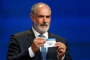 Andoni Zubizarreta fue el encargado de sacar los nombres del bombo 1.