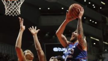 Guille Rubio entra a canasta ante los jugadores del Herbalife.