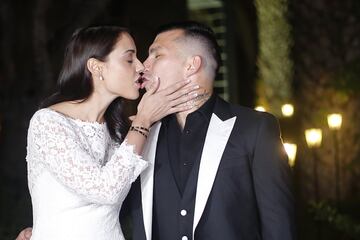 Santiago, 07 de julio 2017.
El futbolista Gary Medel junto a su esposa Cristina Morales saludan a la prensa durante su fiesta de matrimonio.

Karin Pozo/Photoport