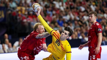 Petar Cikusa supera a Rene Antonsen, del Aalborg, en la final de la Champions.