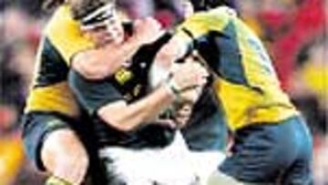 Lucha por el balón en el Tres Naciones