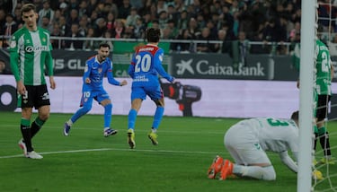 0-2. Gran jugada de los colchoneros. Matteo Ruggeri para Álex Baena que se la da a Ademola Lookman y este se la devuelve a Matteo Ruggeri, se interna en el área bética y asiste a Giuliano para anotar el segundo.
