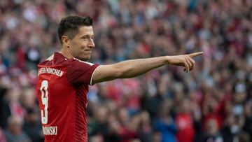 FILE PHOTO: Soccer Football - Bundesliga - Bayern Munich v Borussia Dortmund - Allianz Arena, Munich, Germany - April 23, 2022 Bayern Munich's Robert Lewandowski celebrates scoring their second goal REUTERS/Andreas Gebert DFL REGULATIONS PROHIBIT AN