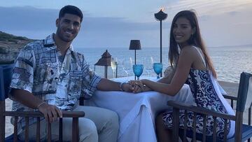 Marco Asensio, junto a su pareja.