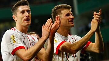 Soccer Football - DFB Cup - Bayer Leverkusen vs Bayern Munich - BayArena, Leverkusen, Germany - April 17, 2018 Bayern Munich's Robert Lewandowski and Thomas Mueller celebrate after the match REUTERS/Thilo Schmuelgen DFB RULES PRO