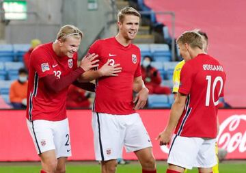 Haaland celebra uno de sus tantos frente a Rumanía con Vassbakk Ajer y Odegaard.