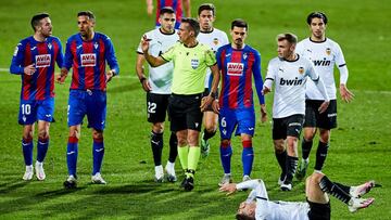 The referee Estrada Fernandez during the Spanish league, La Liga Santander, football match played between SD Eibar SAD and Valencia CF at Ipurua stadium on December 07, 2020 in Eibar, Spain.
 AFP7 
 07/12/2020 ONLY FOR USE IN SPAIN