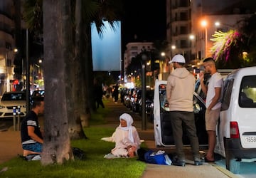 Los ciudadanos de Casablanca, se alejan de los edificios para evitar que caigan sobre ellos restos de los desperfectos que ahn sufrido tras el terremoto.