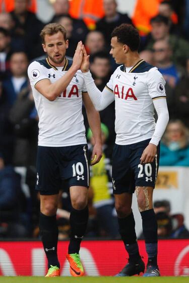 Kane double keeps Spurs in title hunt