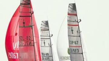 <b>COLGADOS. </b>Sobre la vela del Team New Zealand, el K-Challenge i y el Desafío puede verse a los estrategas.