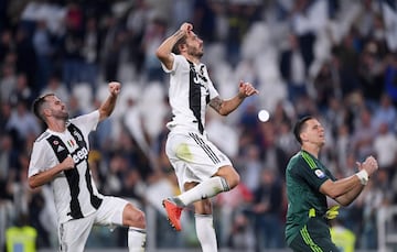 Soccer Football - Serie A - Juventus v Napoli - Allianz Stadium, Turin, Italy - September 29, 2018  Juventus' Leonardo Bonucci celebrates after the match with Wojciech Szczesny   REUTERS/Alberto Lingria