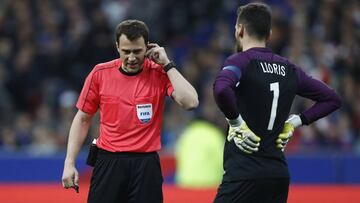 Zwayer, antes de dar validez al gol de Deulofeu tras acudir al VAR.