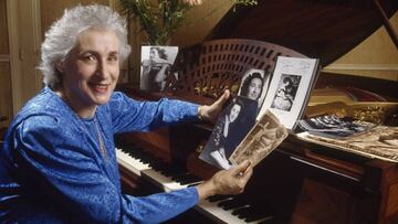 Micheline Ostermeyer ante su piano y sus fotos de cuando era atleta.