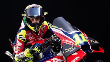 Diogo Moreira, rookie de MotoGP, posa en su nueva moto para esta temporada.