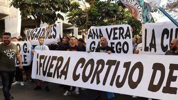 Protestas de la afición del Málaga CF en La Rosaleda.