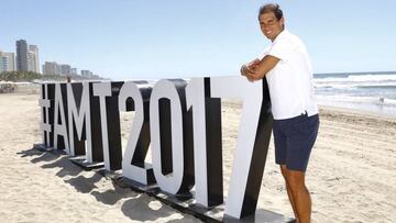 El español Rafael Nadal, sexta raqueta del mundo, en la playa de Acapulco.