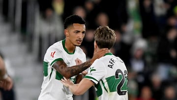 Álvaro Rodríguez celebra un gol con David Affengruber.