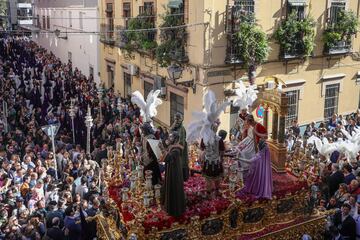 El paso del Señor de la Sentencia de la Hermandad de la Macarena a su paso por la calle Escoberos de regreso a la basílica durante la salida procesional de la Semana Santa 2023. A 07 de abril de 2023, en Sevilla (Andalucía, España). a Semana Santa de Sevilla es una fiesta declarada de Interés Turístico Internacional, en la que se pone de manifiesto el arte y esplendor de las imágenes que homenajean la muerte de Jesucristo y su resurrección o la Virgen. Sevilla, la madrugada del Jueves Santo llena sus calles de gente para ver salir a la Hermandad de la Macarena.