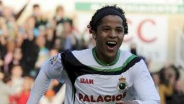 <b>DESTINO. </b>Giovani dos Santos podr¨ªa volver a celebrar goles con Marcelino. El t¨¦cnico as¨ª lo desea.