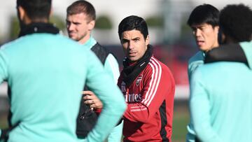Arteta dirige un entrenamiento del Arsenal esta semana.