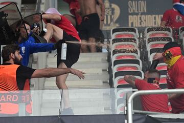 Brutal pelea entre los ultras del Niza y del Colonia en el partido de Conference League que ha dejado siete heridos, dos de ellos graves.  
