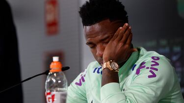 Vinicius llora durante su rueda de prensa.