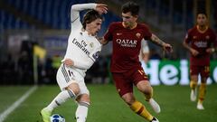 Real Madrid&#039;s Croatian midfielder Luka Modric (L) and AS Roma Croatian midfielder Ante Coric go for the ball during the UEFA Champions League group G football match AS Rome vs Real Madrid on November 27, 2018 at the Olympic stadium in Rome. (Photo by