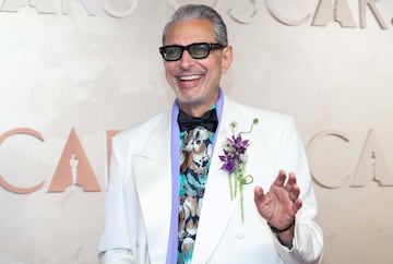 Jeff Goldblum posa en la alfombra roja del Dolby Theatre.