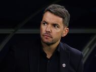 Soccer Football - FIFA Intercontinental Cup - Derby of the Americas - Cruz Azul v Flamengo - Ahmad Bin Ali Stadium, Al-Rayyan, Qatar - December 10, 2025 Cruz Azul coach Nicolas Larcamon before the match REUTERS/Mohammed Salem