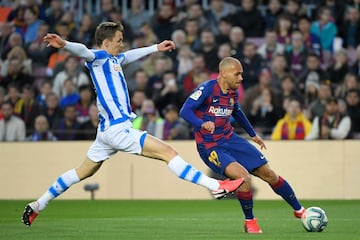 El jugador de la Real Sociedad Diego Llorente trata de parar al jugador del Barcelona Martin Braithwaite.