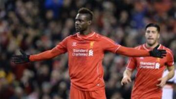 Balotelli marca con el Liverpool