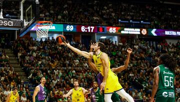 El pívot estadounidense del Gran Canaria Ethan Happ lanza a canasta durante el partido de Liga Endesa ante el Unicaja.