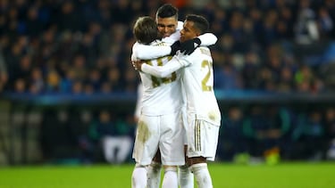 Modric y Rodrygo se abrazan con Casemiro para festejar el tercer gol del Madrid en Brujas, obra de Luka.
